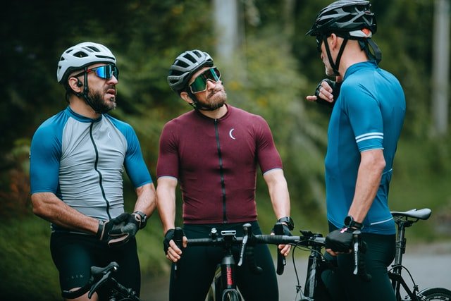سه مرد دوچرخه سوار در حال صحبت